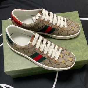 Gucci Women's Beige Sneakers with Red and Green Accents